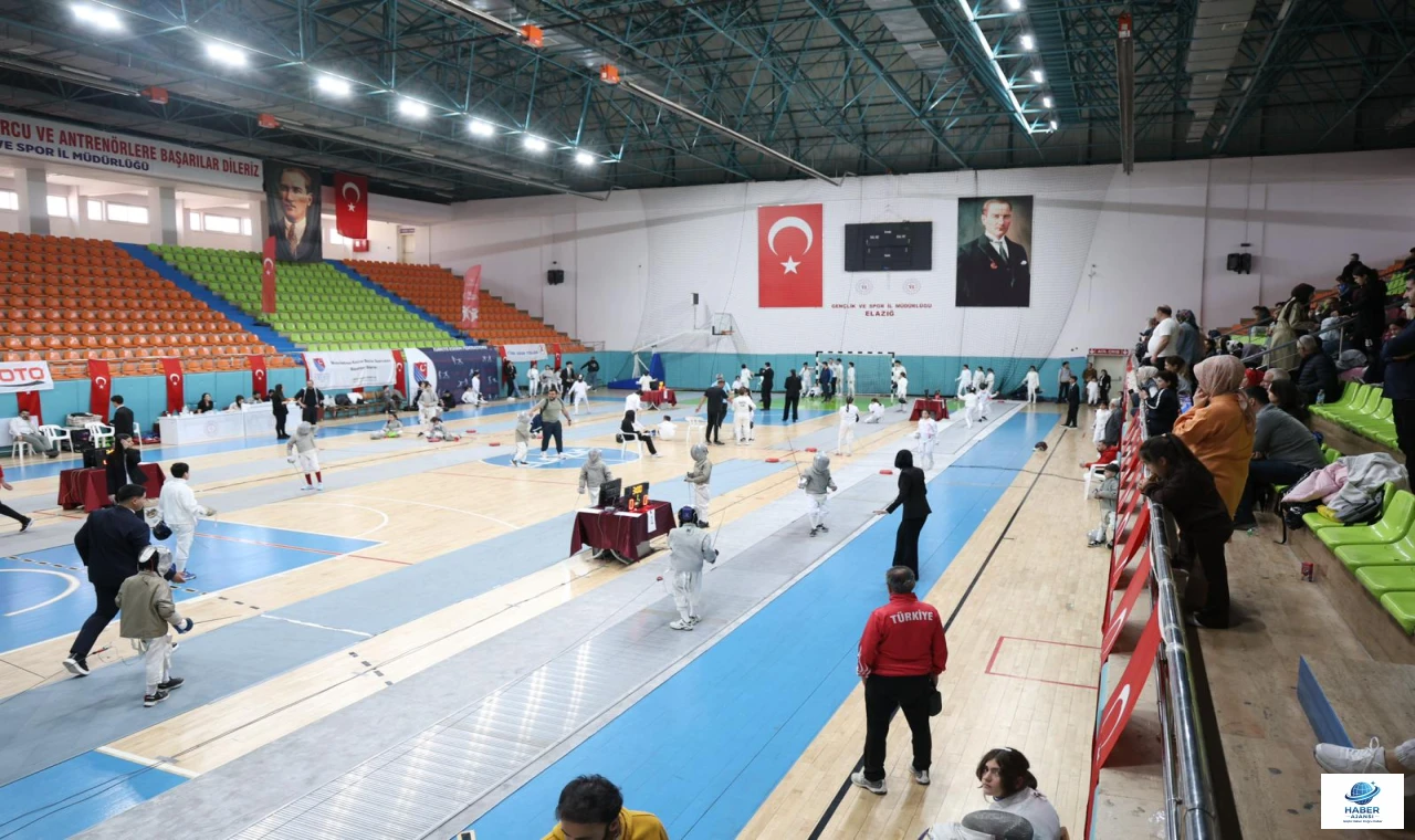 14 ilden 240 genç eskrimci Elazığ’da kılıçlarını çekti