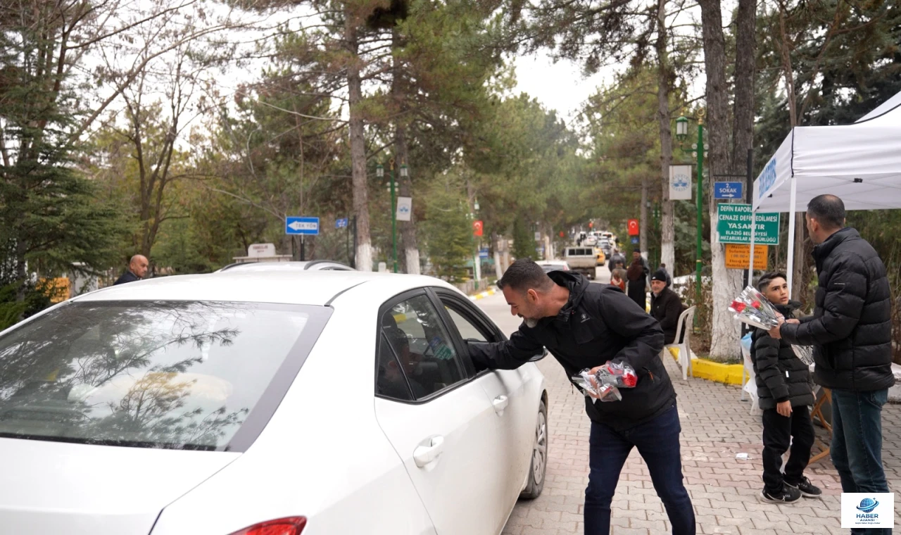 Elazığ Belediyesi'nden Bayram Öncesi Mezarlıklarda Temizlik