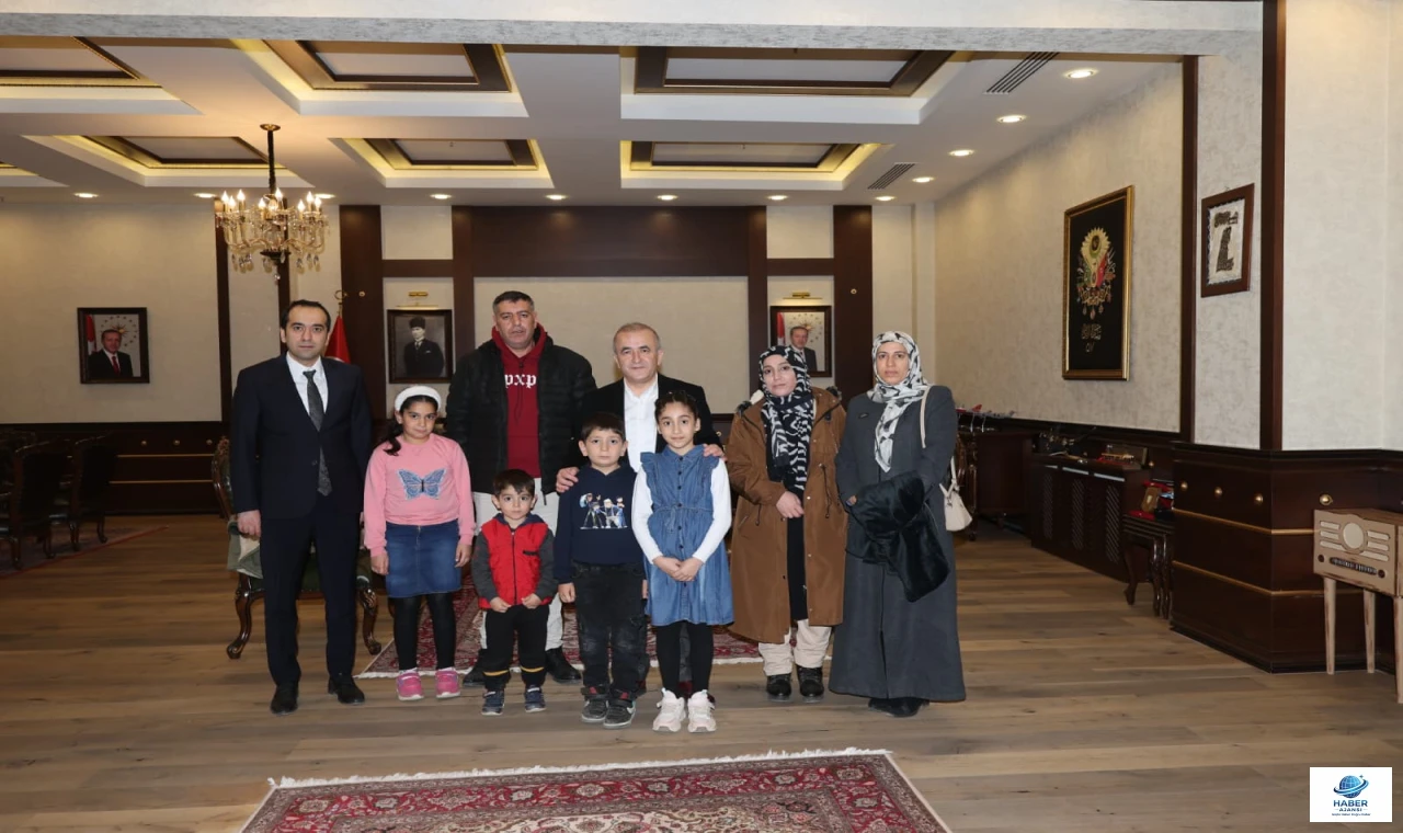 Minik Yüreklerden  Türk Bayrağına Büyük Saygı