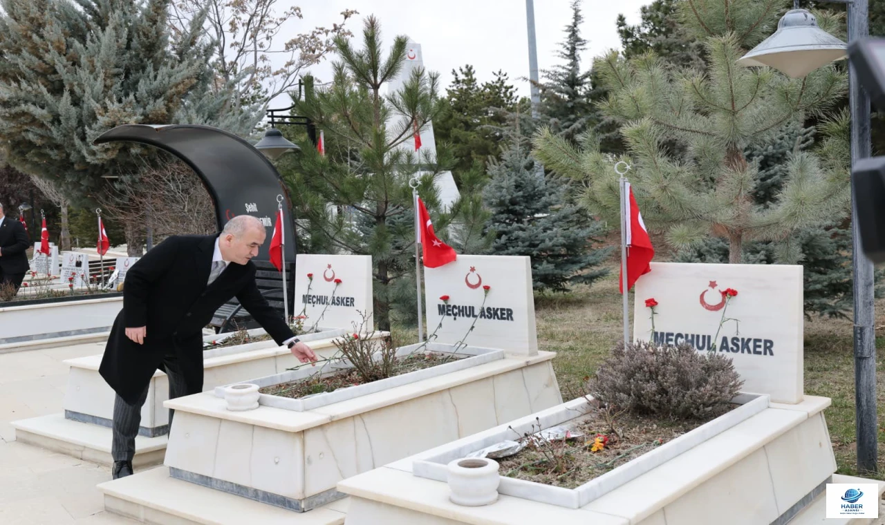 Vali Hatipoğlu Arife Günü Şehitlikleri Ziyaret Etti