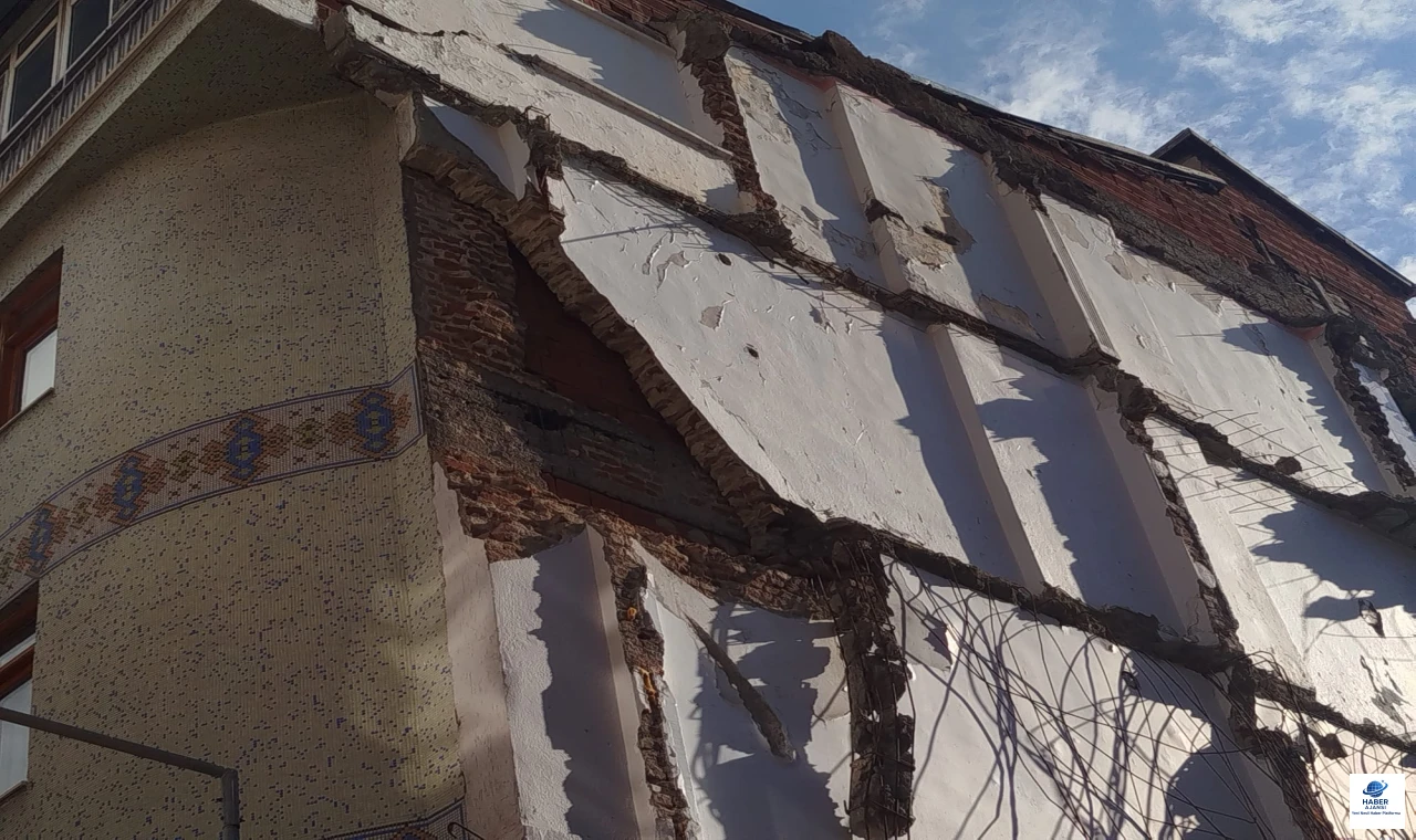 Depremde Yıkılan Binanın Parçaları Tehlike Saçıyor!