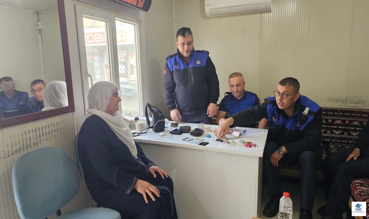 Elazığ’da Zabıta Memurlarından Örnek Davranış: Bulunan 22 Bin TL ve Altın Sahibine Teslim Edildi