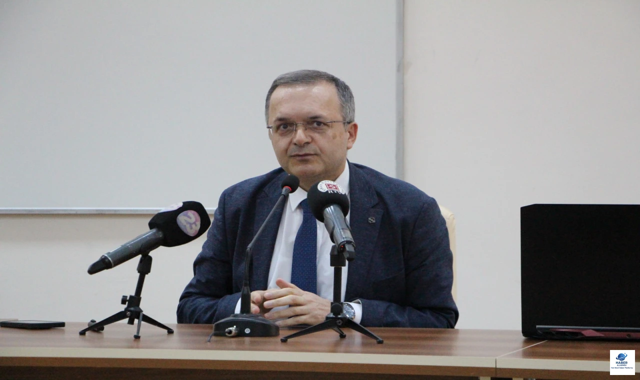 Fırat Üniversitesi’nde “Modern Dünyada Yön Bulmak” Konferansı Düzenlendi