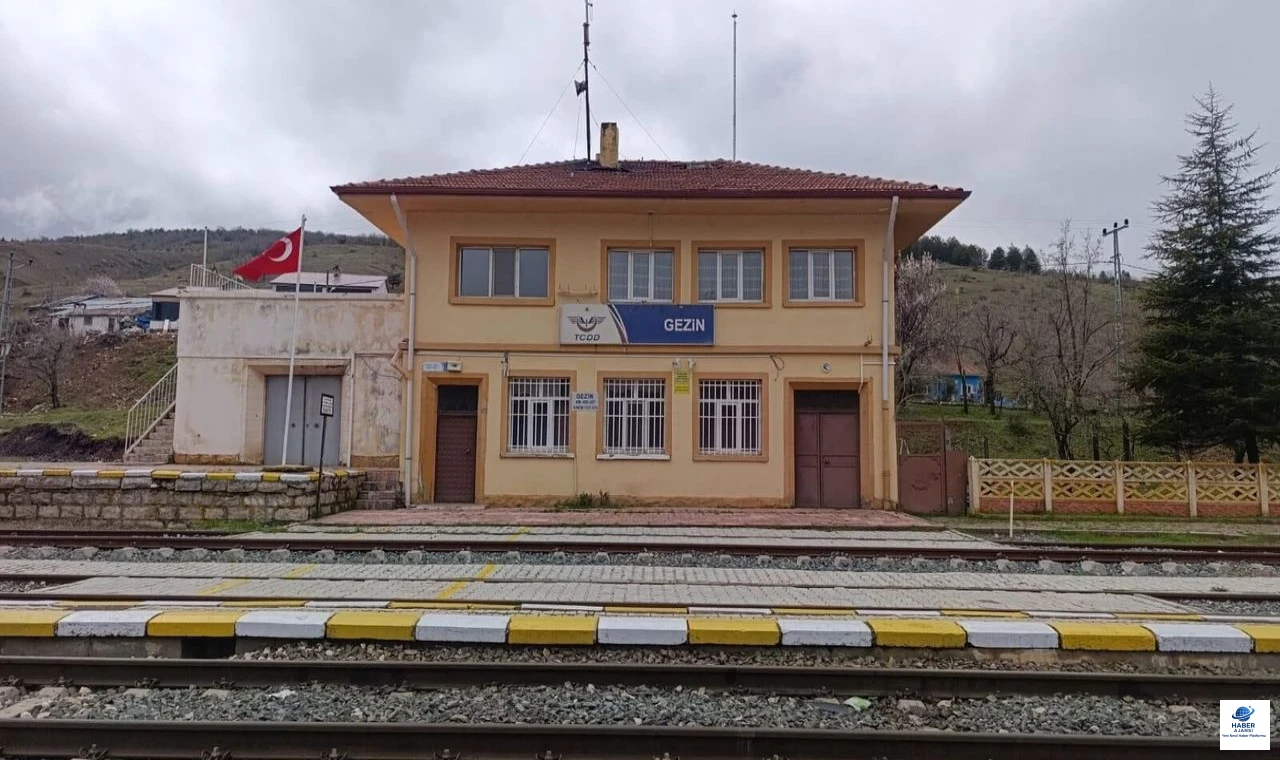 Gezin Tren İstasyonu'ndaki maden depolama planı tartışma yarattı: "Hazar Gölü ekosistemi risk altında"