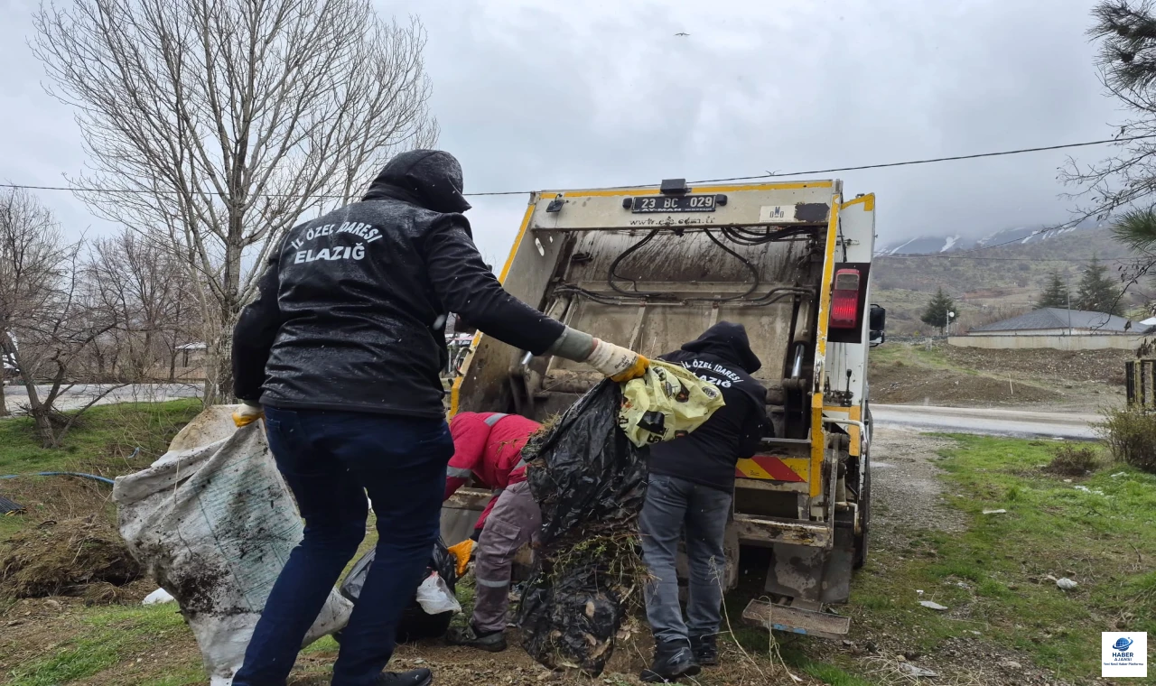 Hazar Gölü Sahilindeki Kirliliğe Müdahale: 10 Ton Çöp Toplandı