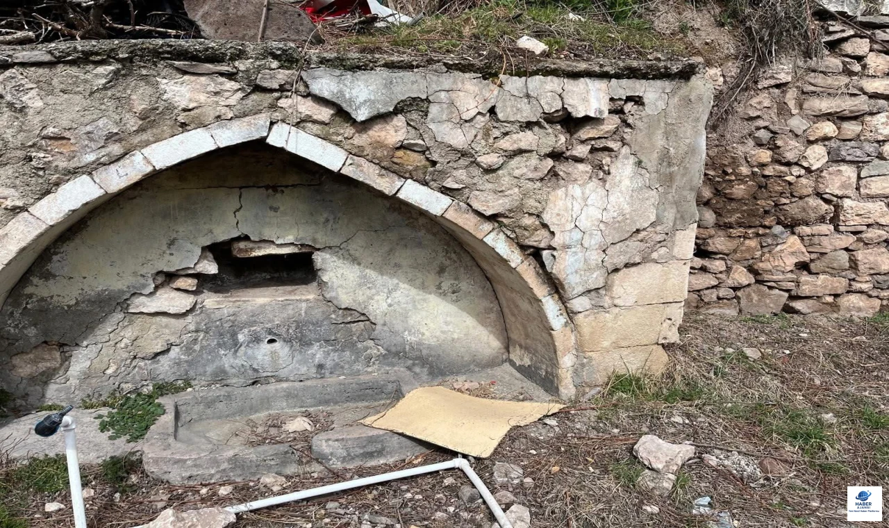 Önce Suyu Kurudu, Şimdi Yıkılmayı Bekliyor