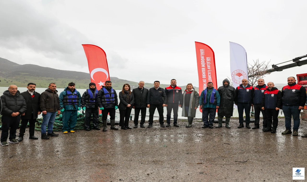 Uzunçayır Baraj Gölü'nde 1,5 Milyon Yavru Alabalık Suya Bırakıldı