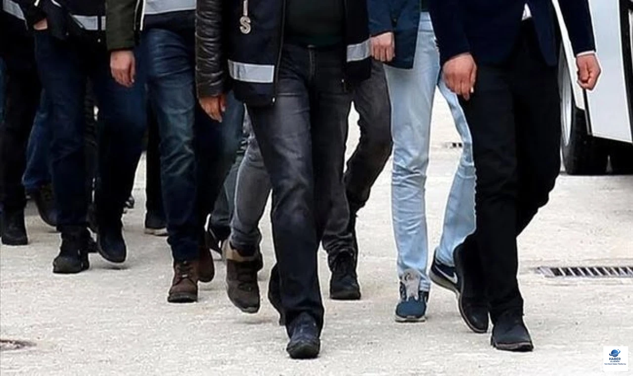 Ankara merkezli FETÖ operasyonu: 7'si aktif memur 24 şüpheliye gözaltı kararı