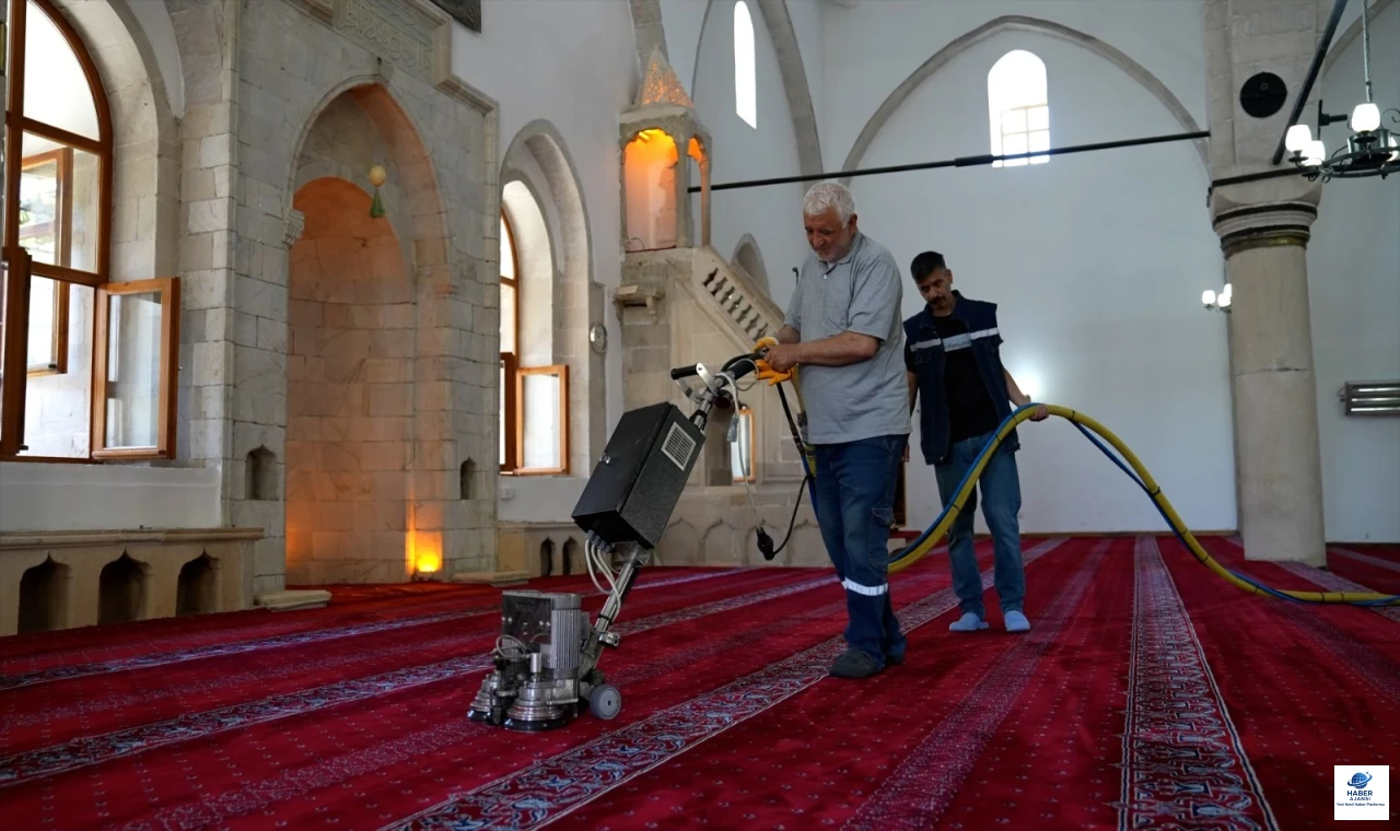 Bayram Öncesi Camiiler  Temizleniyor