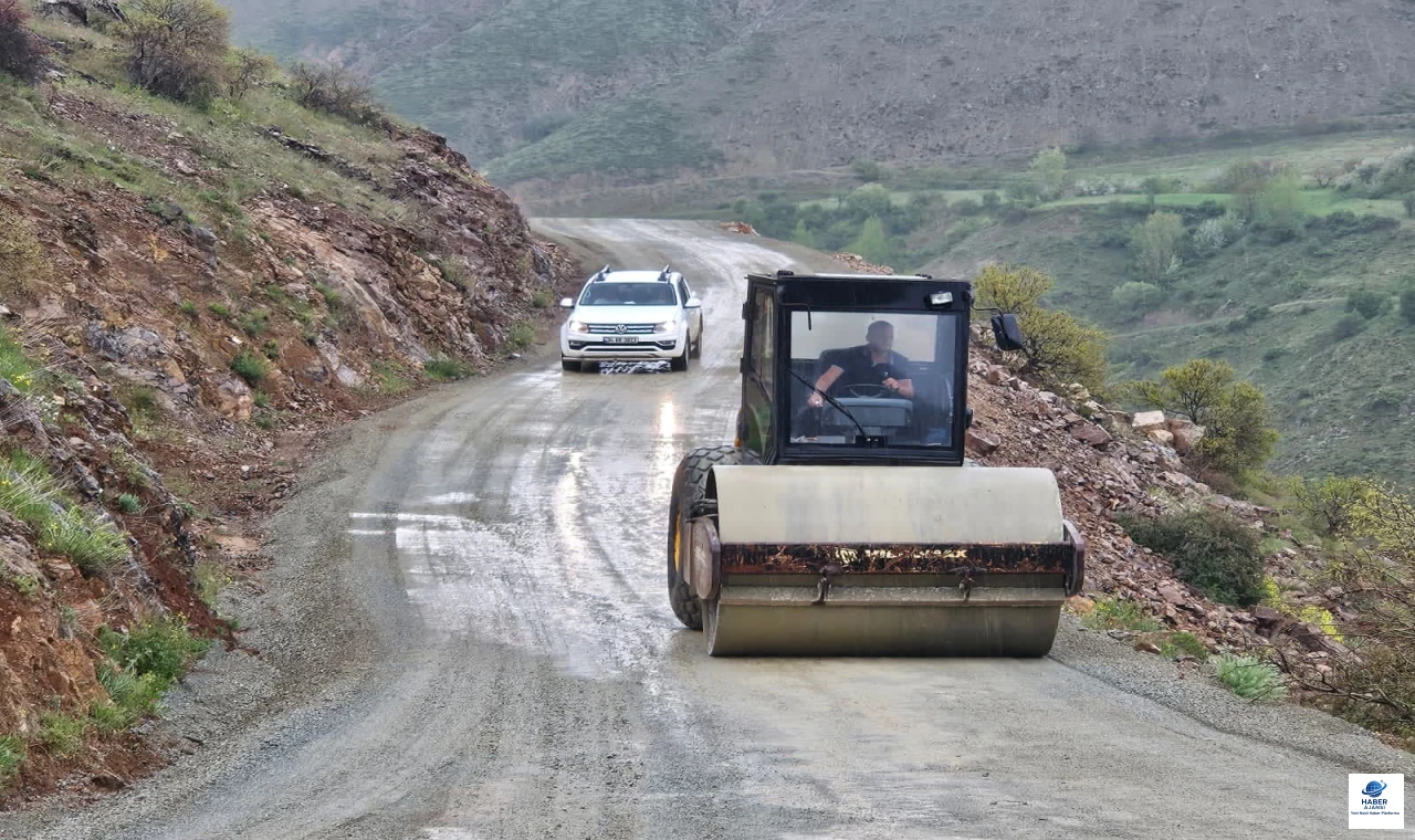 Elazığ İl Özel İdaresi, Sivrice’de 5 Kilometrelik Köy Yolunda Sathi Kaplama Çalışması Başlattı