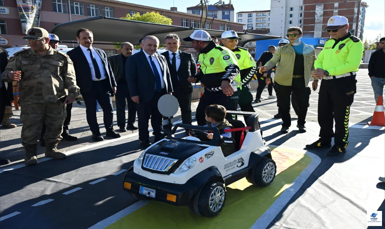 Elazığ'da Trafik Haftası Etkinliği: Vali Hatipoğlu Çocuklarla Buluştu