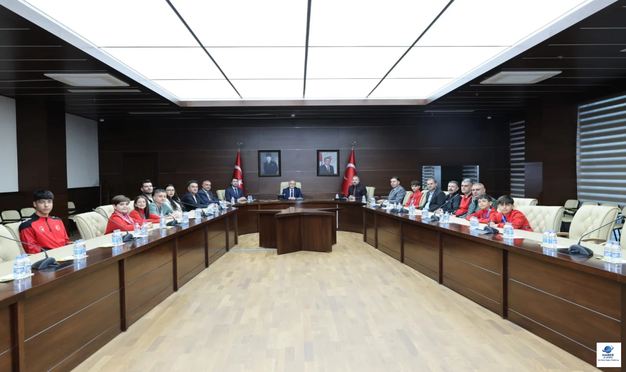 Türkiye şampiyonu genç sporcular Vali Hatipoğlu'nu ziyaret etti