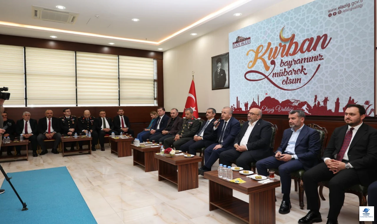 Vali Hatipoğlu, Kurban Bayramı Bayramlaşma Programında Vatandaşlarla Buluştu