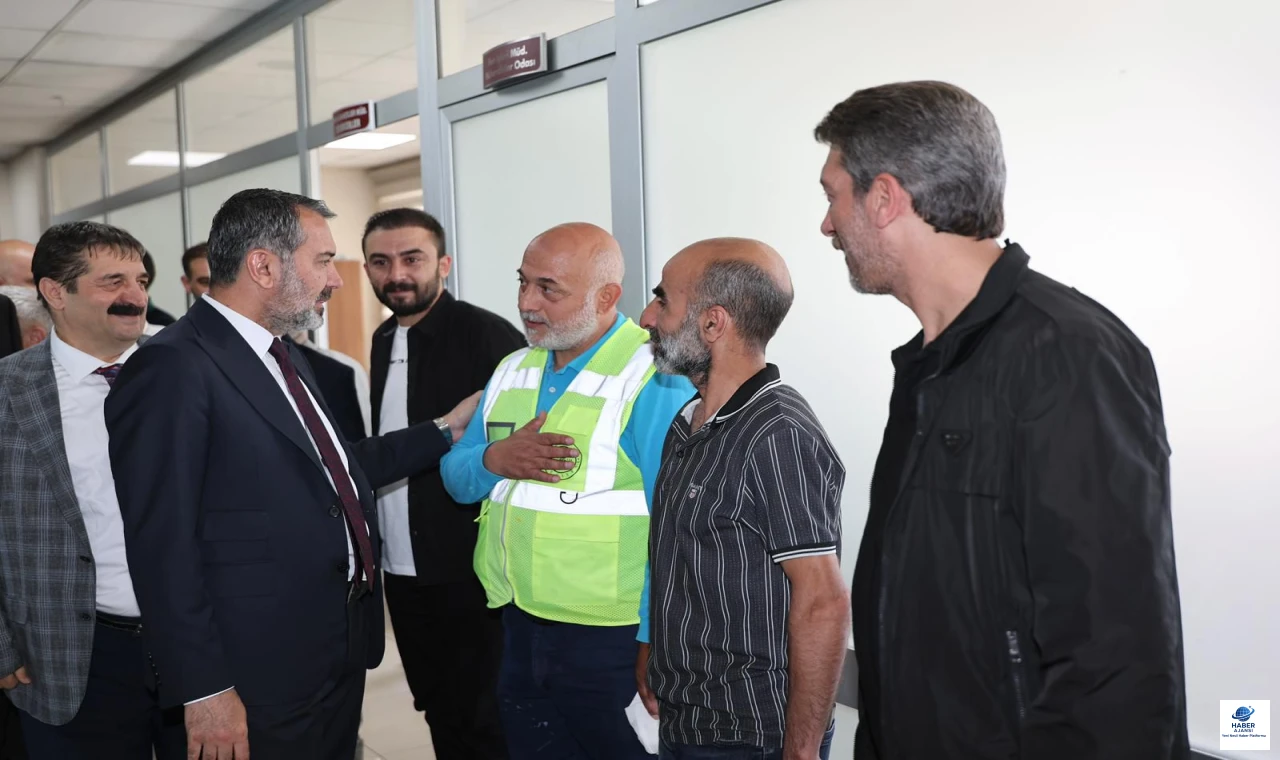 Elazığ Belediye Başkanı Şerifoğulları, bayram sonrası mesainin ilk gününde personelle bayramlaştı