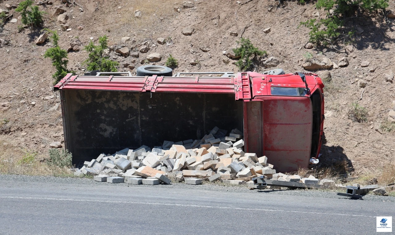 Elazığ-Pertek Karayolunda Parke Taşı Yüklü Kamyonet Devrildi: 2 Yaralı