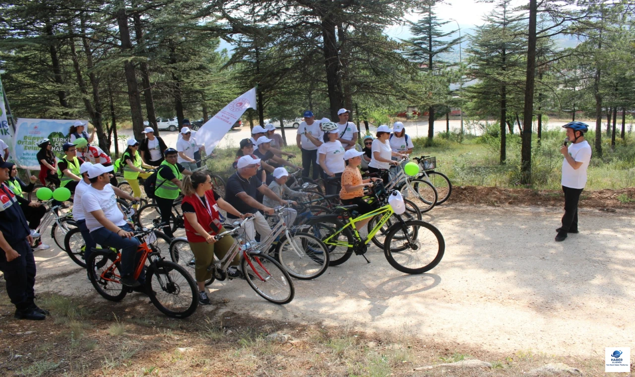 Elazığ Temiz Hava İçin Pedallıyor! "Dünya Bize Emanet" Diyen Cumhuriyet Meydanı’na Koşsun