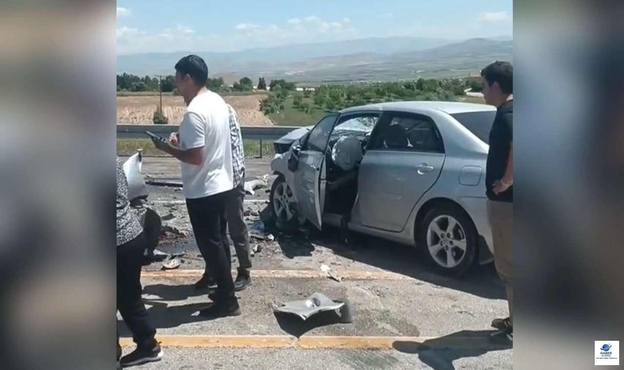 Elazığ'da İki Otomobil Çarpıştı: 4 Yaralı