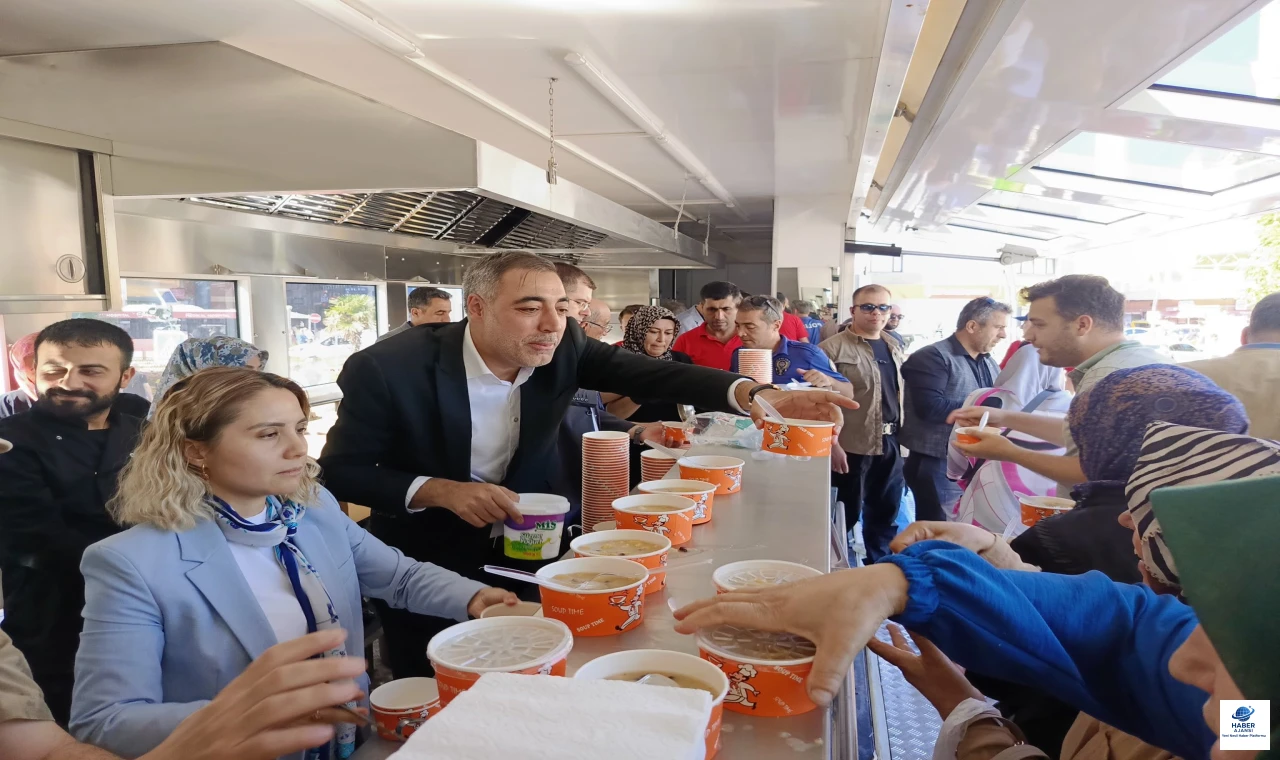 Elazığ'da Muharrem Ayı Bereketi: 15 Temmuz Demokrasi Meydanı'nda Aşure İkramı