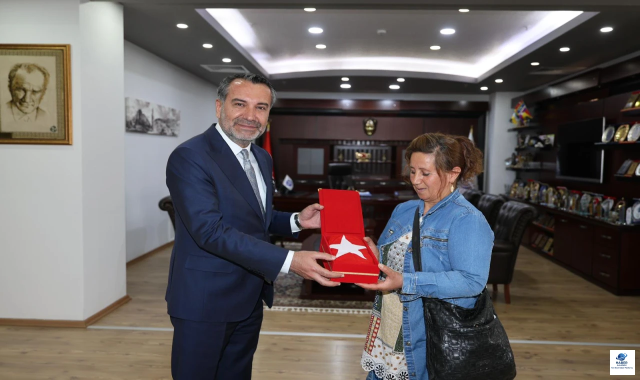 Elazığ'da Otobüste Bayrağı Silen Kadına Başkandan Sürpriz.