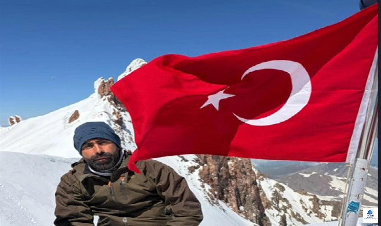 Elazığlı Dağcı Tarık Aksakal Erciyes Zirvesi'nde