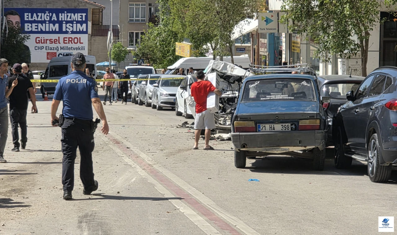 Freni patlayan hafriyat kamyonu 10 araca çarptı: 5 yaralı