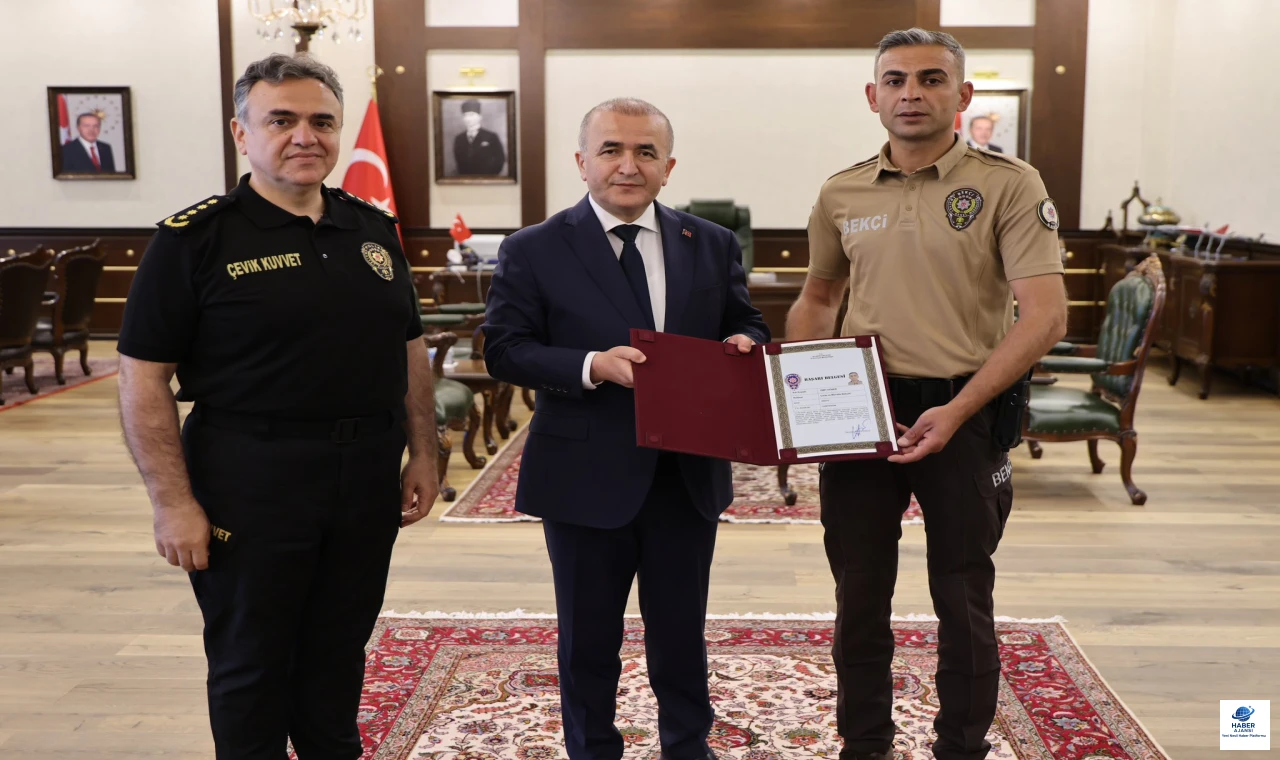Harput Anadolu Lisesi'nde yaşanan olayda kahramanlık sergileyen bekçi Ümit Döner'e Başarı Belgesi verildi