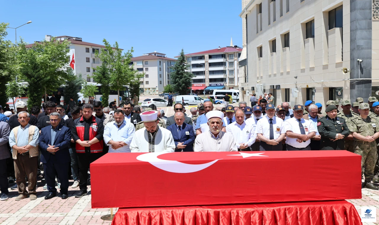 Vali Hatipoğlu, Kıbrıs Gazisi Şahin Acar'ın Cenaze Törenine Katıldı