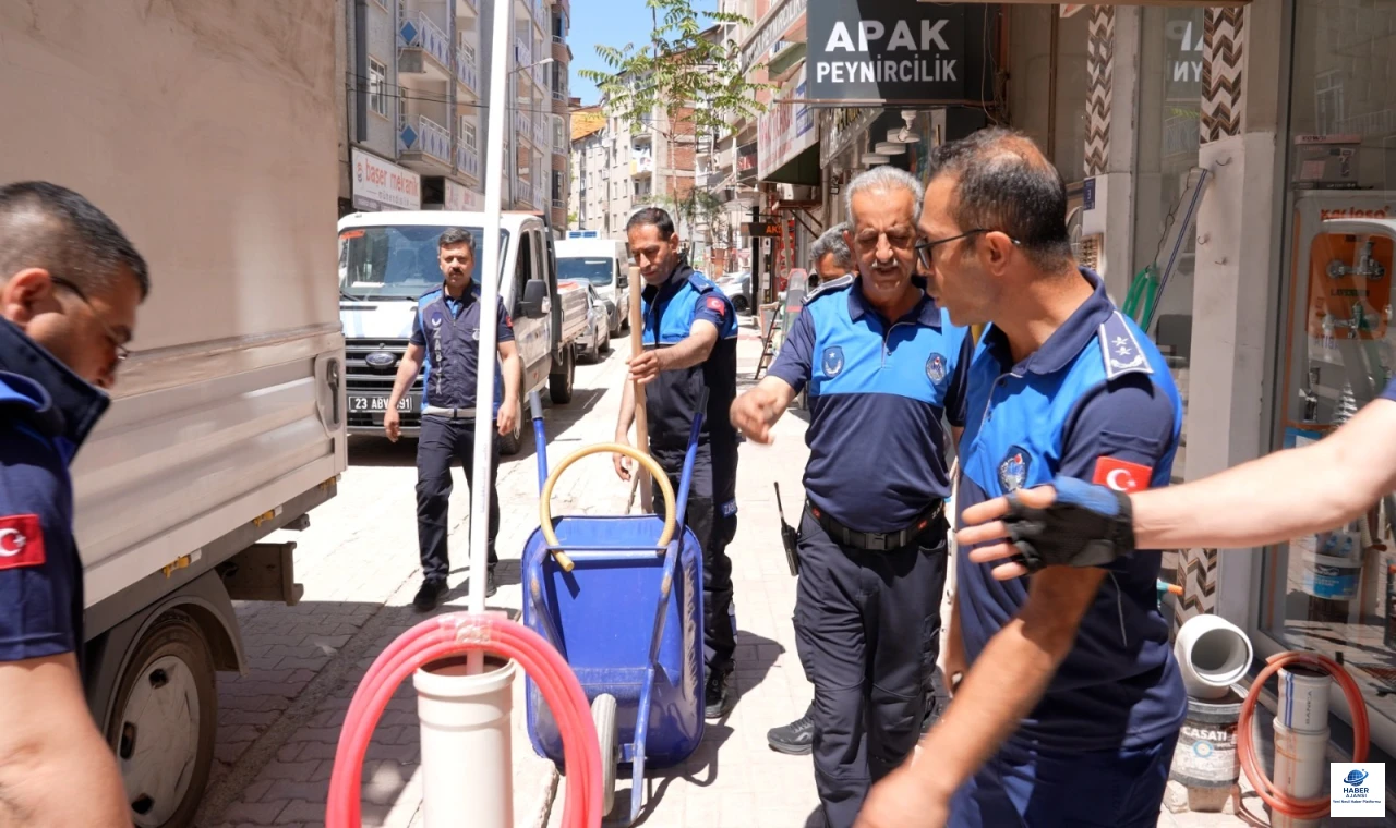 Zabıtadan Kaldırım İşgaline Gece Yarısı Operasyonu