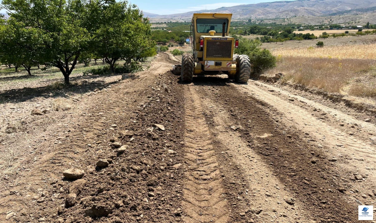 Baskil'de Asfalt Öncesi Stabilize Çalışmaları Sürüyor
