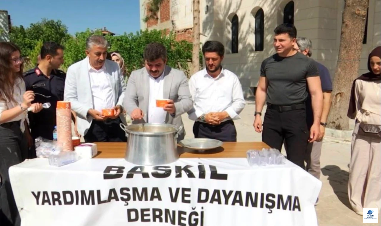 Baskil’de Muharrem Ayına Özel Anlamlı Aşure İkramı: 1000 Haneye Kapı Kapı Ziyaret