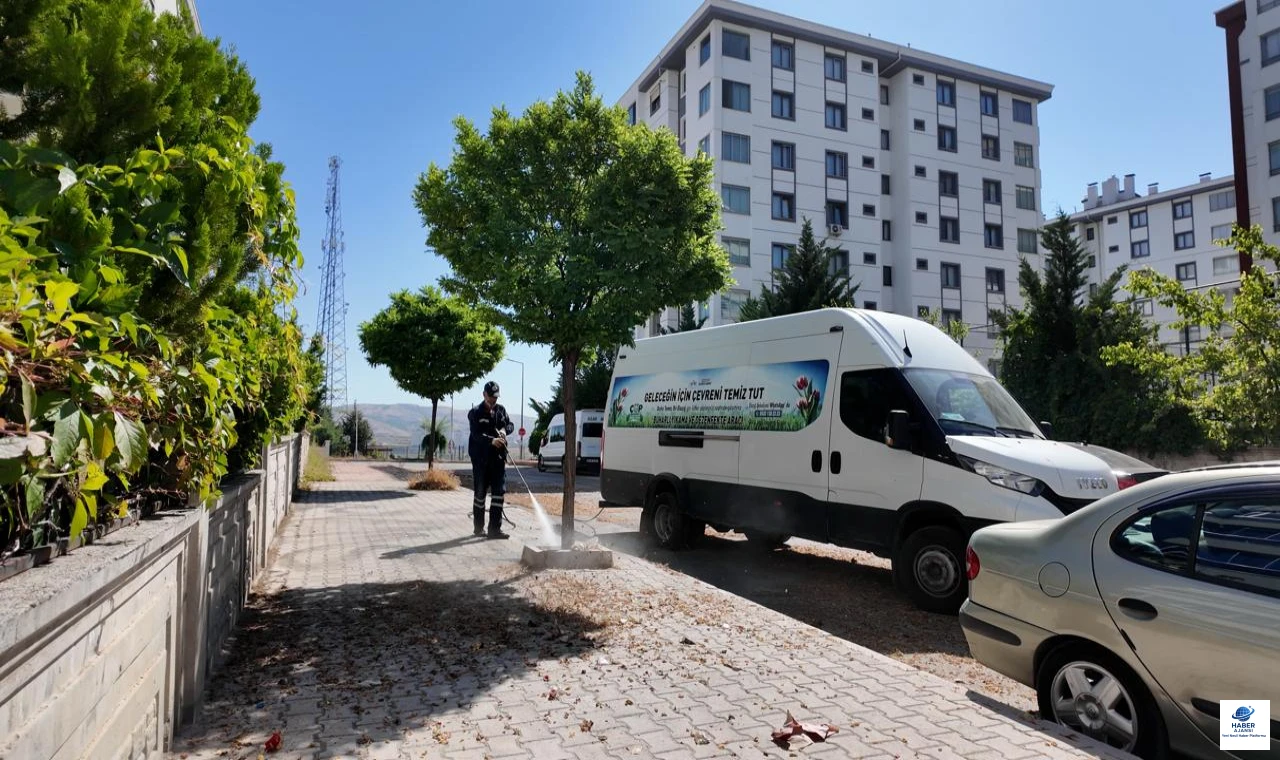 Elazığ Belediyesi’nden Kent Genelinde Yoğun Temizlik Mesaisi
