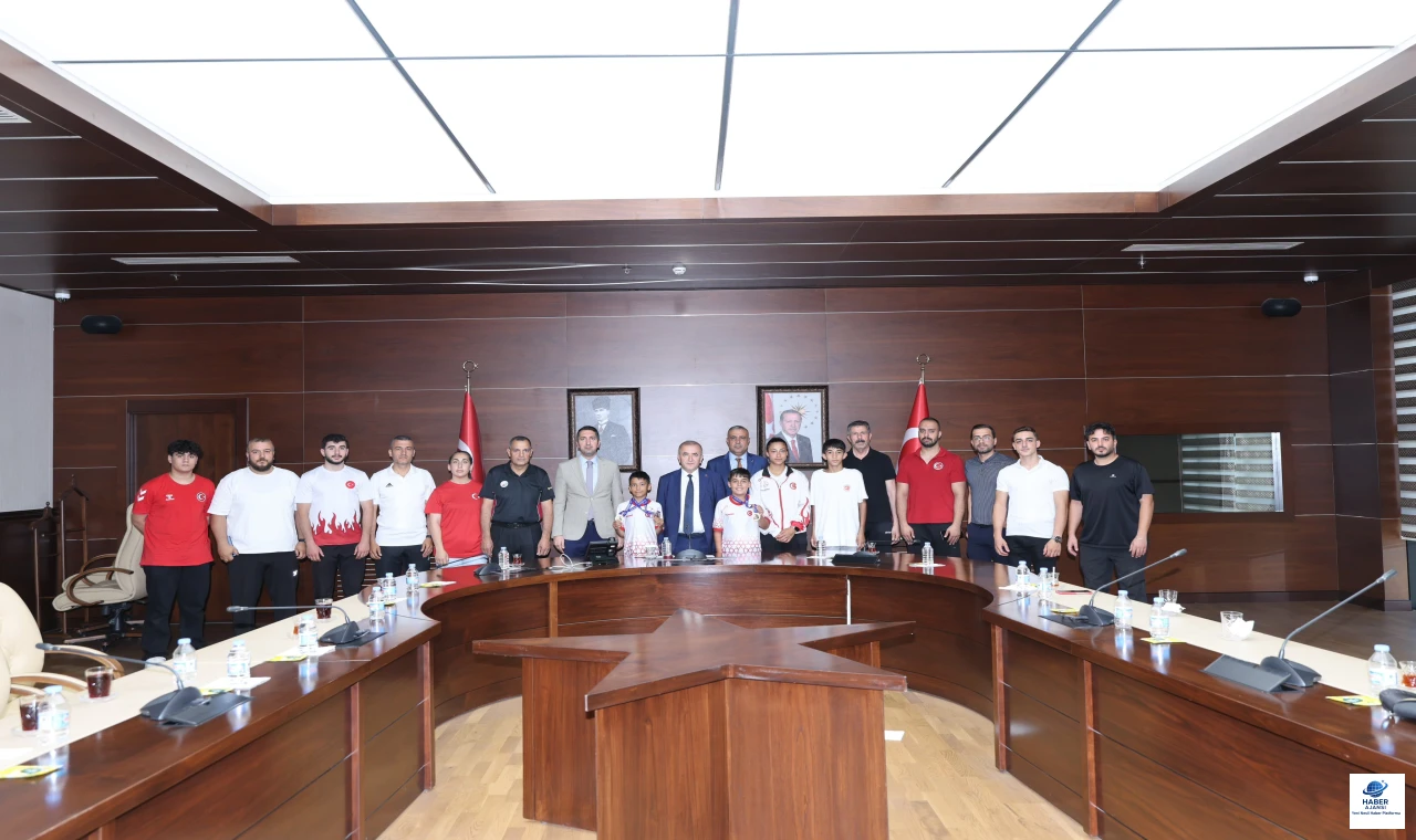 Elazığ'ın Gurur Tablosu: 7 Farklı Branşta Şampiyonlar Vali Hatipoğlu'nu Ziyaret Etti