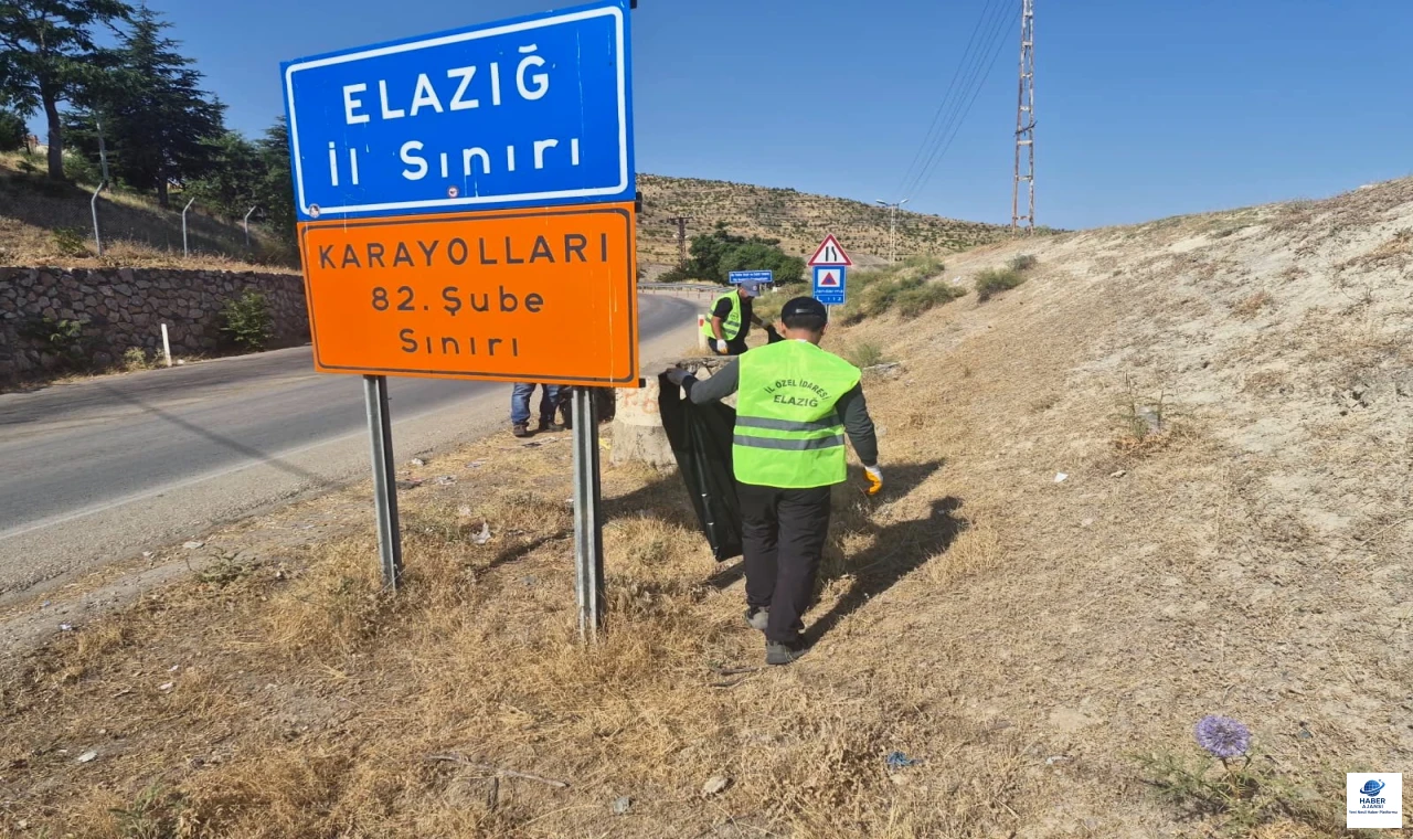 Pertek Feribot İskelesi ve Güzergahında 4 Ton Çöp Toplandı