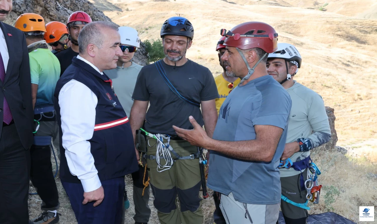Vali Hatipoğlu, Palu'da Dağcılık ve Arama Kurtarma Kulübü'nün Eğitim Faaliyetlerini Yerinde İnceledi