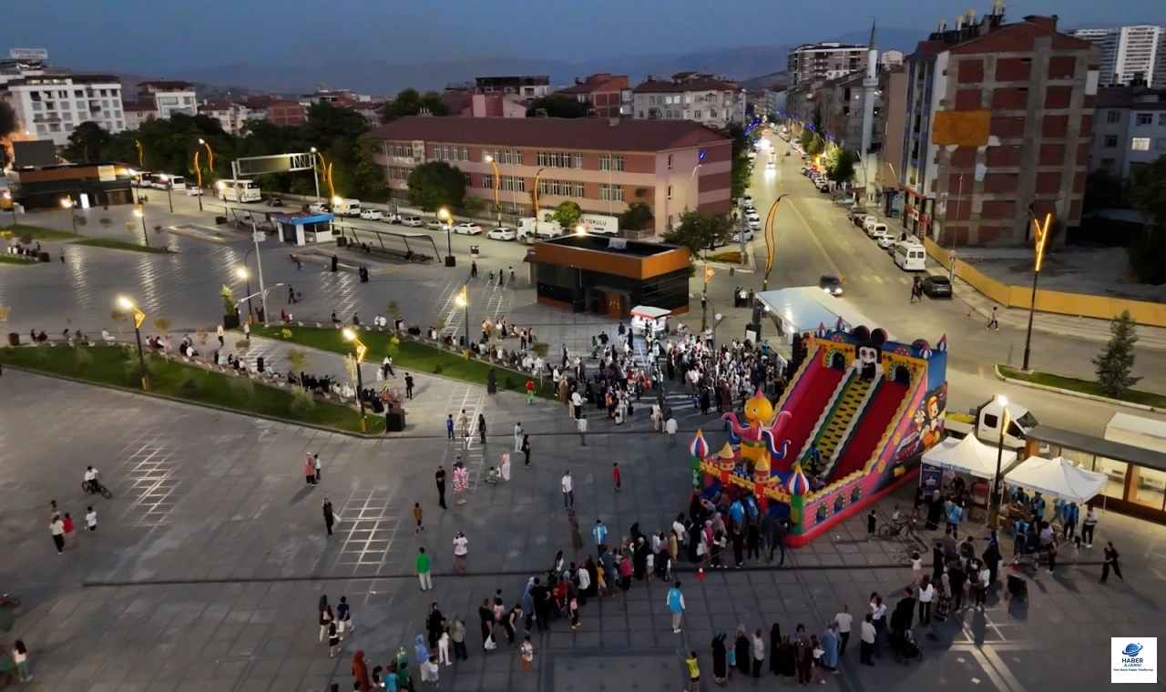 Cumhuriyet Meydanı'nda Çocuk Şenliği Coşkusu