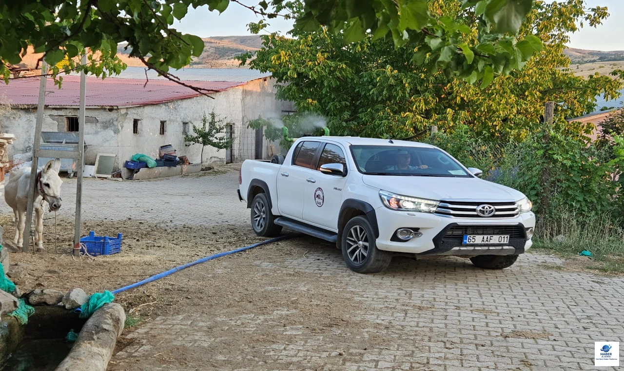 Elazığ'da kırsalda sinekle mücadele  il özel idaresi'nden yaz boyu ilaçlama