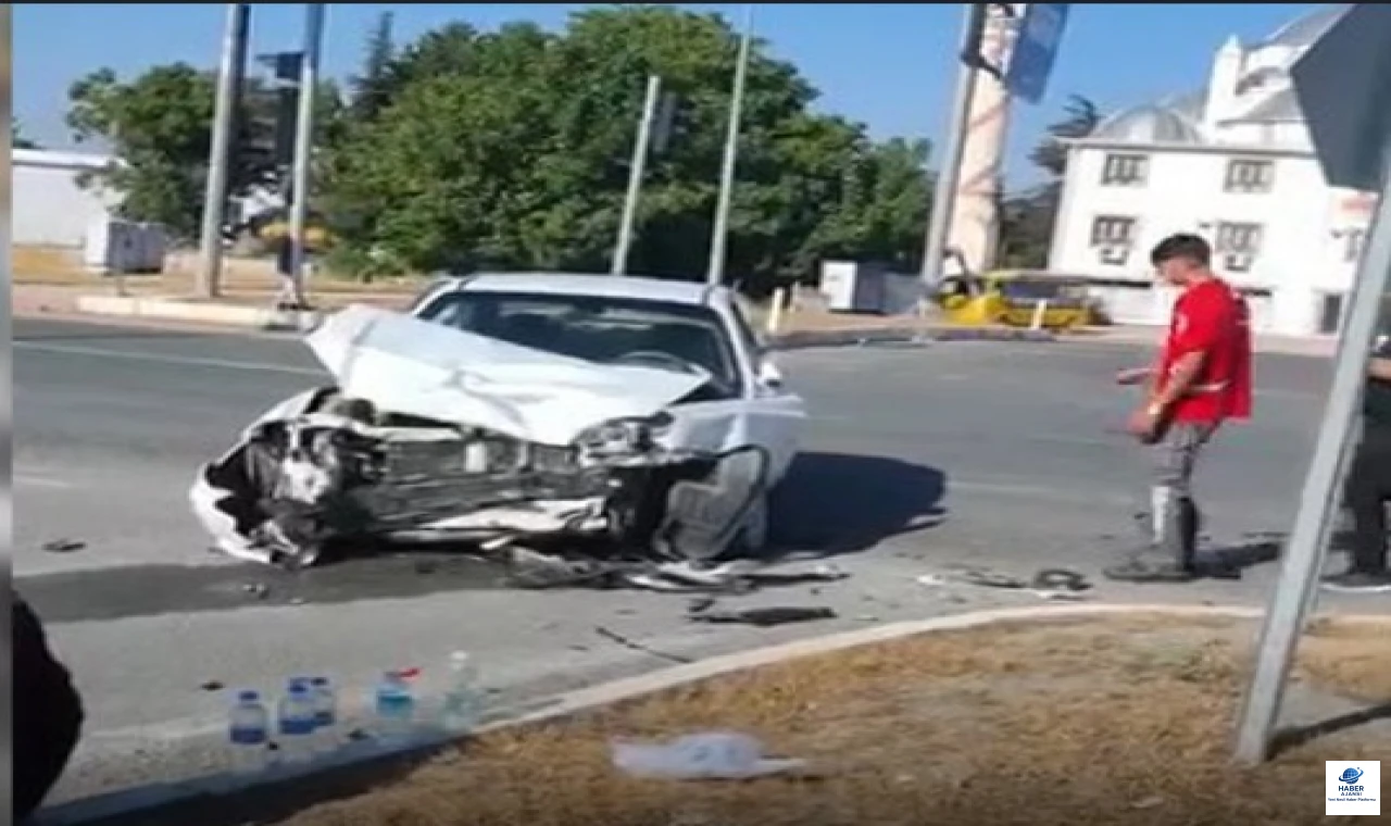 Elazığ'da Otomobil İle Transit Çarpıştı: 2 Yaralı