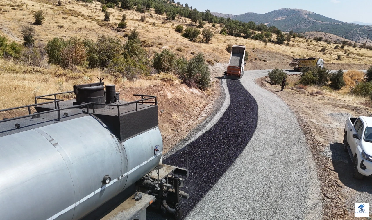 Sivrice Yaruşağı Köyü'nde Yol Çalışmaları Hız Kesmeden Devam Ediyor