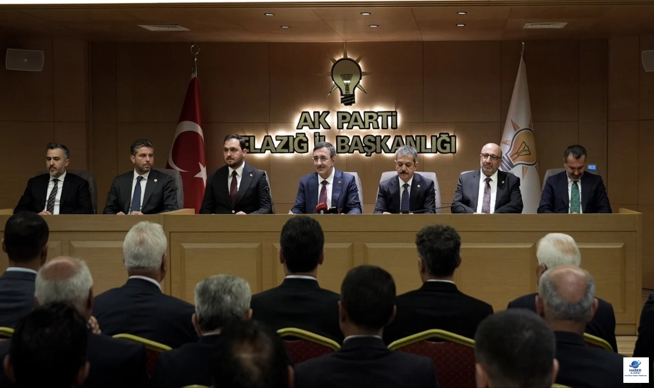Cumhurbaşkanı Yardımcısı Cevdet Yılmaz, AK Parti Elazığ İl Başkanlığı’nda teşkilat mensuplarıyla buluştu