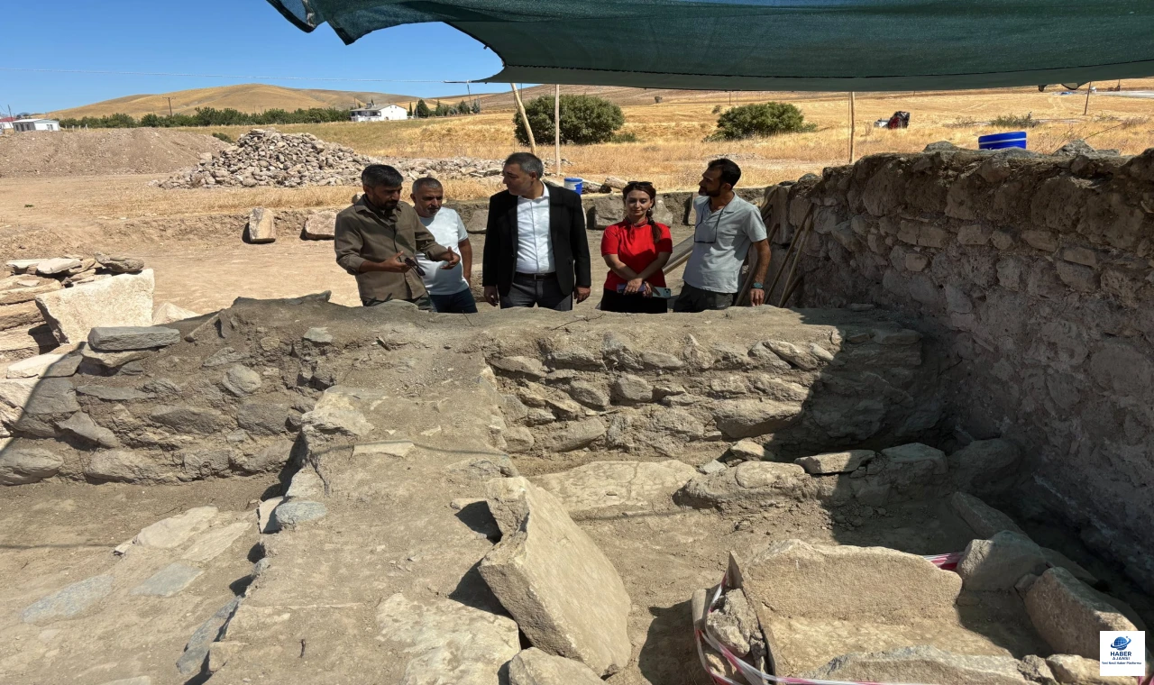 Elazığ İl Genel Meclisi Başkanı Ömer Faruk Çelik, Salkaya Köyü'ndeki Arkeolojik Kazı Çalışmalarını İnceledi