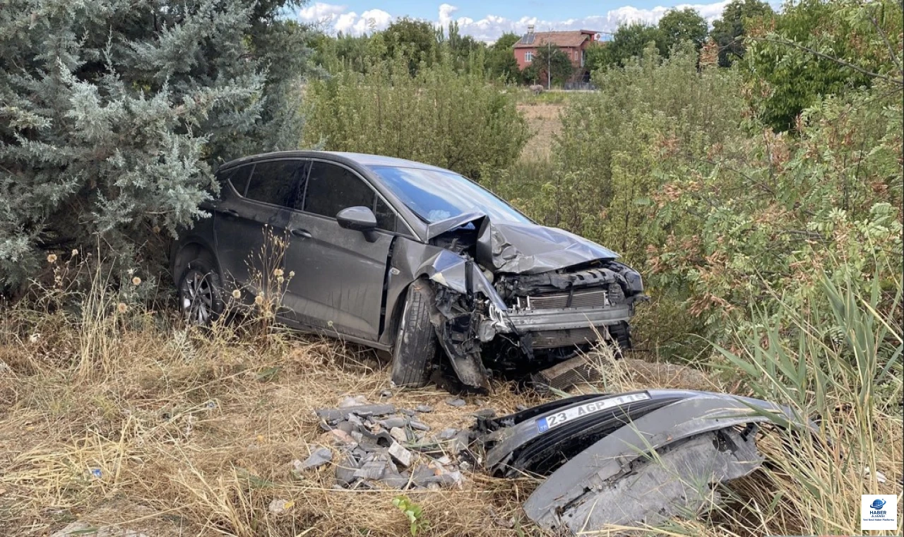 Elazığ'da Kaza Kontrolden Çıkan Otomobil Ağaca Çarptı, 4 Yaralı