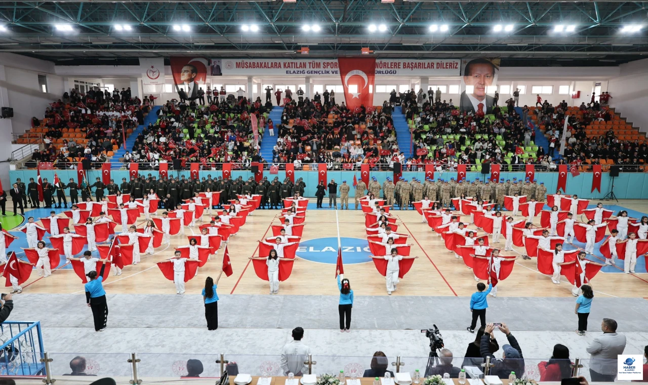 Elazığ'da Cumhuriyet'in 103. Yılı Coşkuyla Kutlandı   Vali Hatipoğlu ve İl Protokolü Vatandaşlarla Buluştu