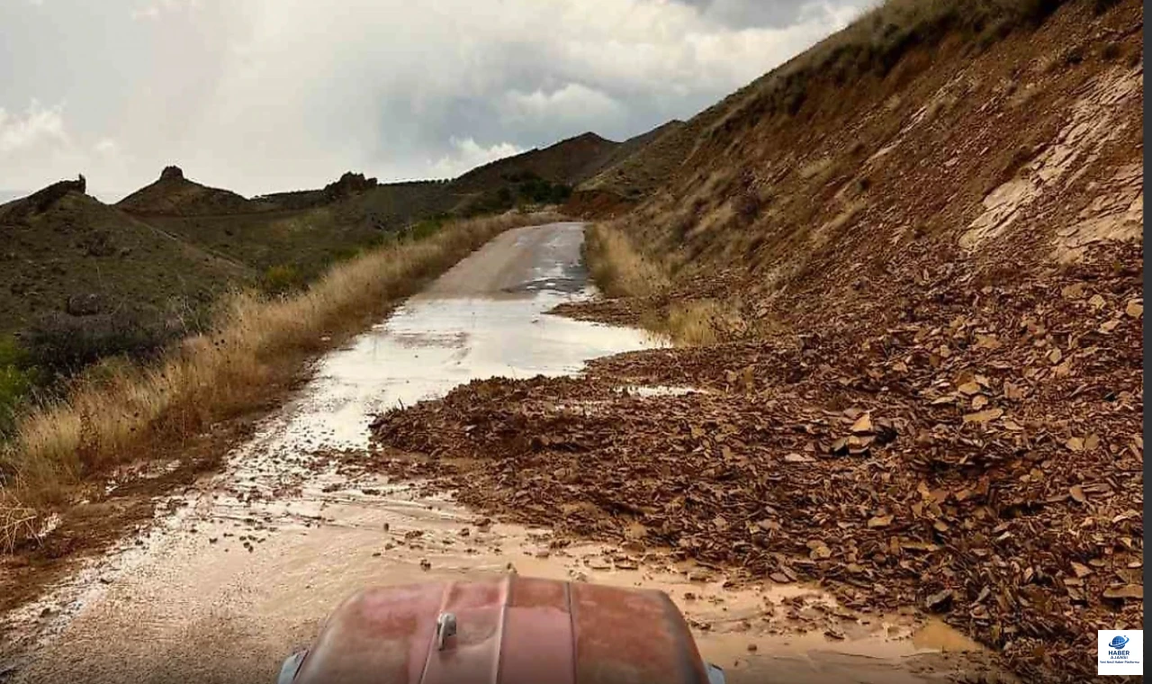 Elazığ'da Sağanak Hayatı Olumsuz Etkiledi  Baskil’İn  Suyatağı Köyü Yolu Heyelan sebebiyle Ulaşıma Kapandı