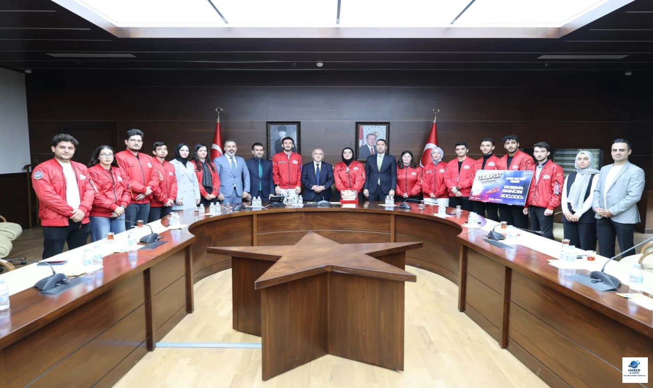 Vali Hatipoğlu, TEKNOFEST 2026 Türkiye Şampiyonu EGM Mavera Marine Takımını Ağırladı