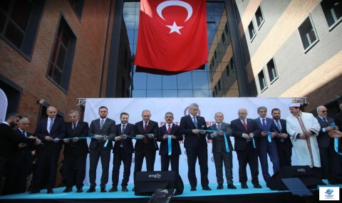 Bakan Memişoğlu: “Deprem bölgesinde 36 hastane ile yaraları sardık.”