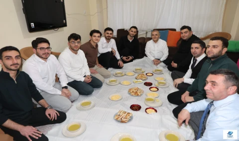 Elazığ Valisi Numan Hatipoğlu, Öğrenci Evinde İftar Sofrasında Gençlerle Buluştu