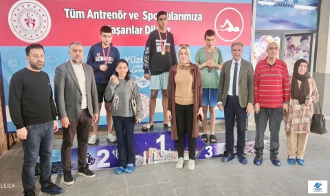 Özel sporcular olimpik havuzda kıyasıya yarıştı