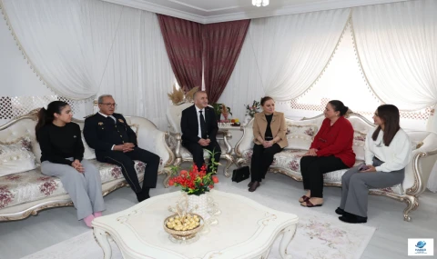 Vali Hatipoğlu ve Eşi, 18 Mart'ta Şehit Ailelerini Unutmadı