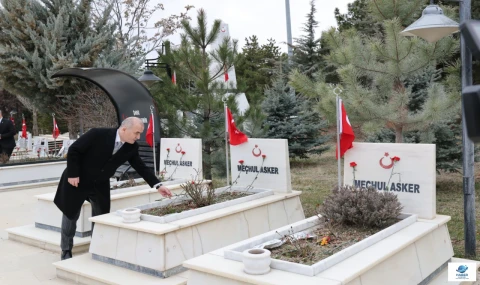 Vali Hatipoğlu Arife Günü Şehitlikleri Ziyaret Etti