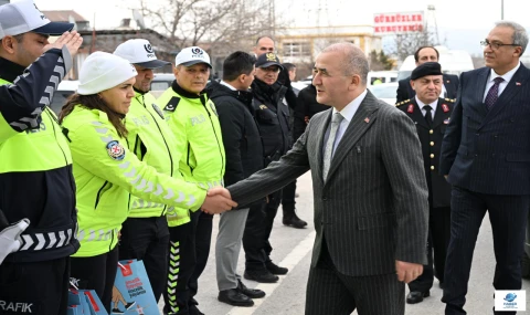 VALİ HATİPOĞLU’NDAN BAYRAM MESAİSİNDEKİ PERSONELE SÜRPRİZ ZİYARET